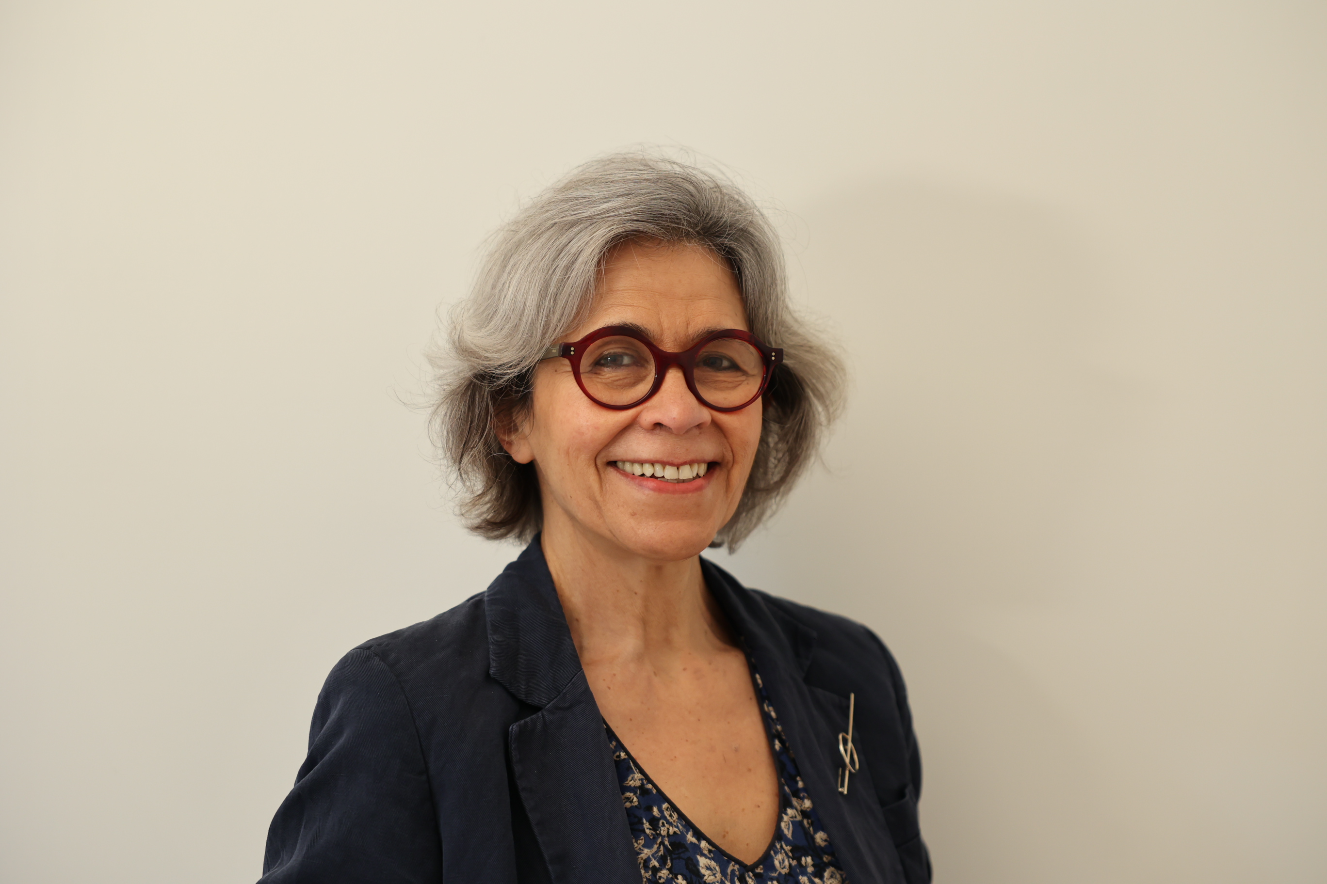 Photo Laurence Taudière avec un fond blanc.